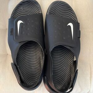 Boys Nike Sandals..Black size 7Y